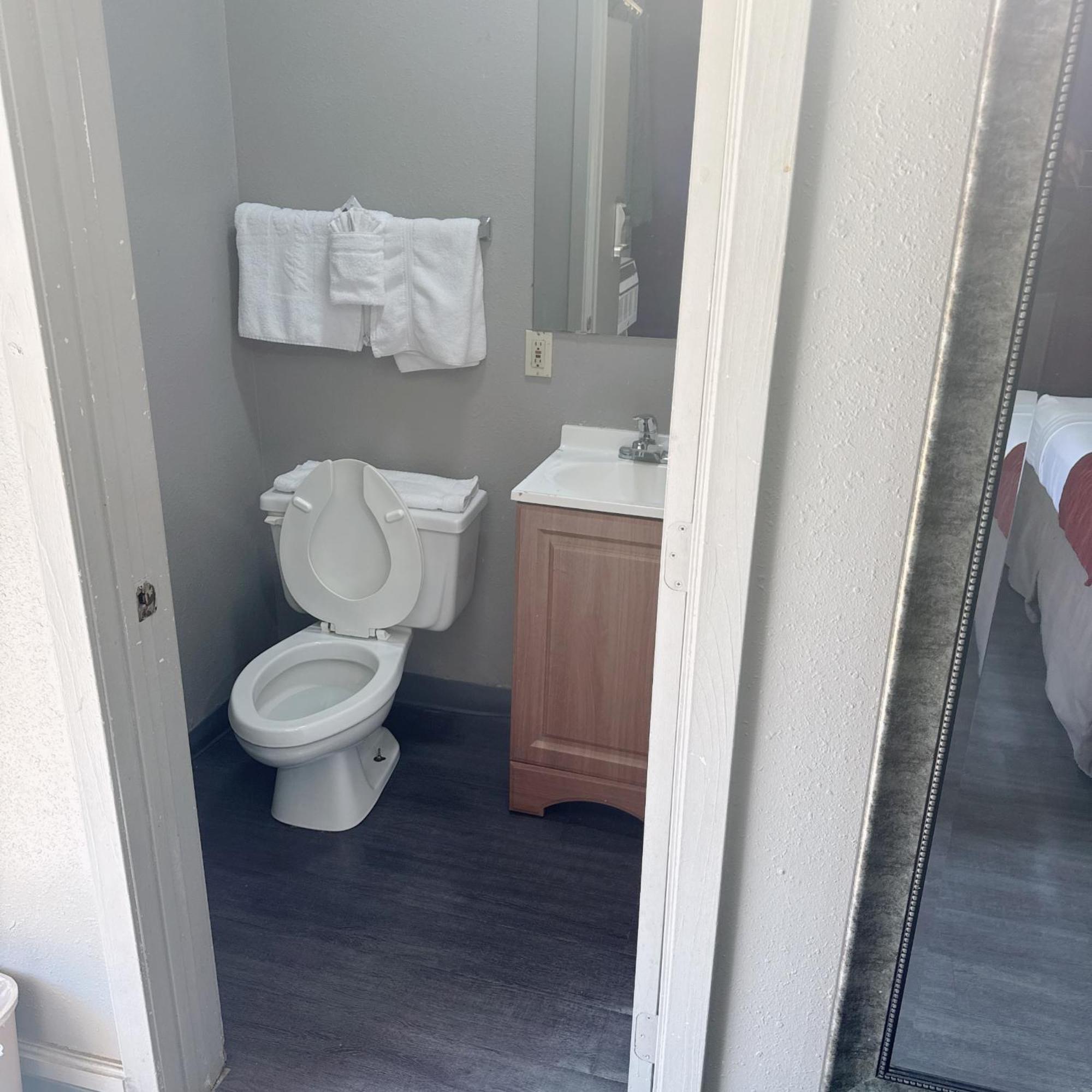 Deluxe Inn ボージャー・シティ エクステリア 写真